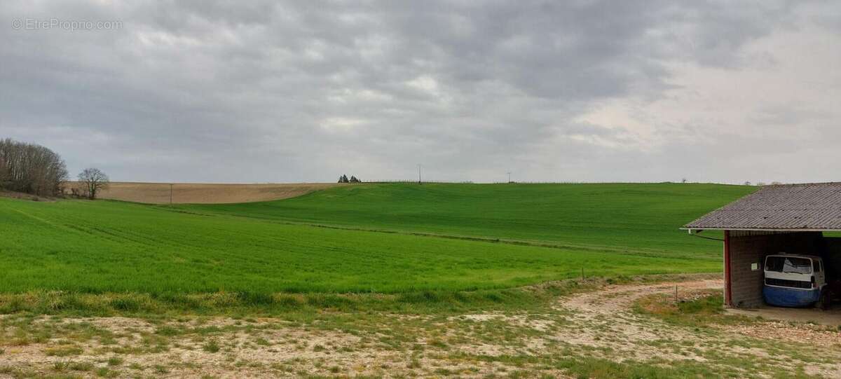 Corps de ferme en pierre 300m²  à  réhabiliter + hangars sur terrain de 6500 m² - photo 11