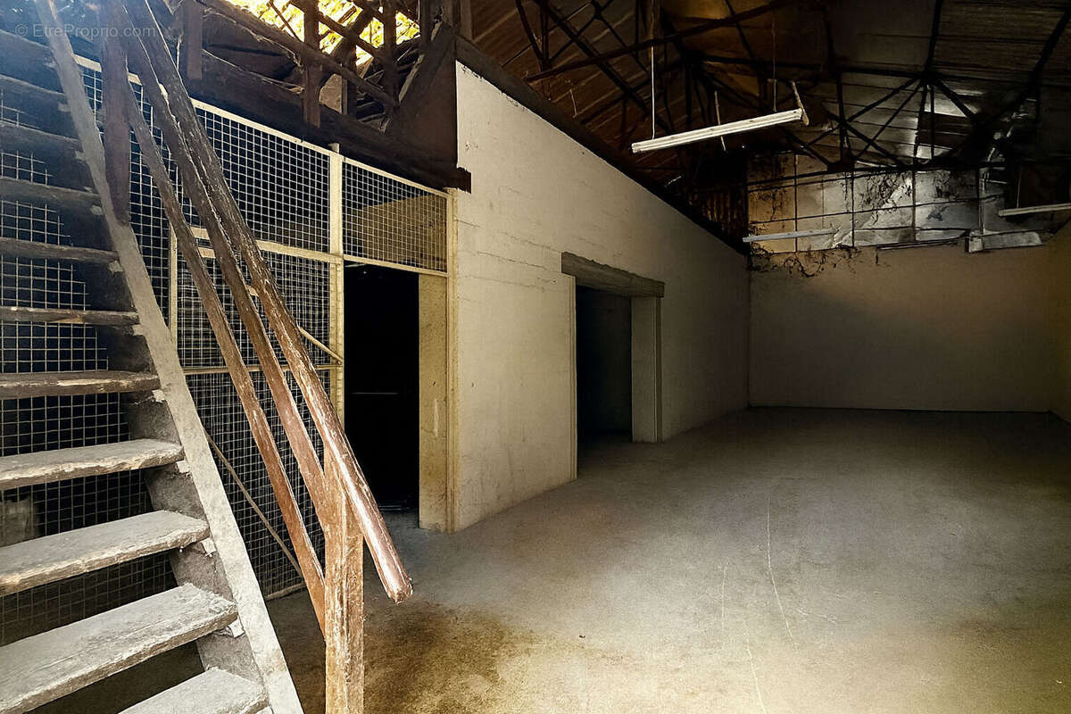 Entrepôt Poissy 250m2, 7m de hauteur, zone UDa - photo 2