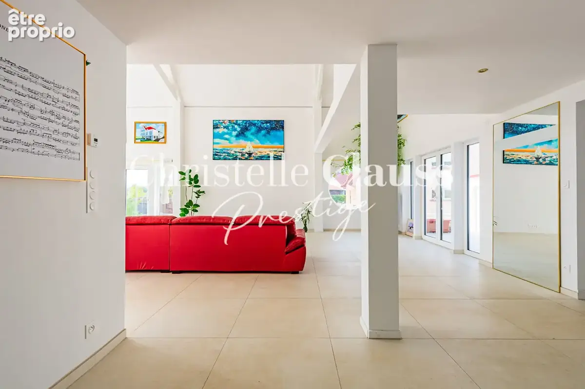 Maison de 374m2 + 215m2 d'annexes, avec piscine et 4 terrasses - photo 4