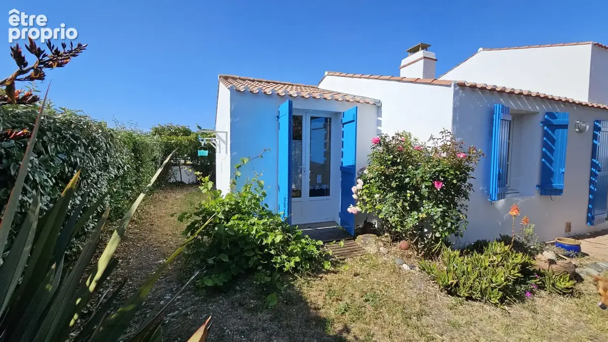 Maison familiale en très bon état en plein centre de l'Epine et à 500 mètres de la plage Saint-Jean. - photo 3