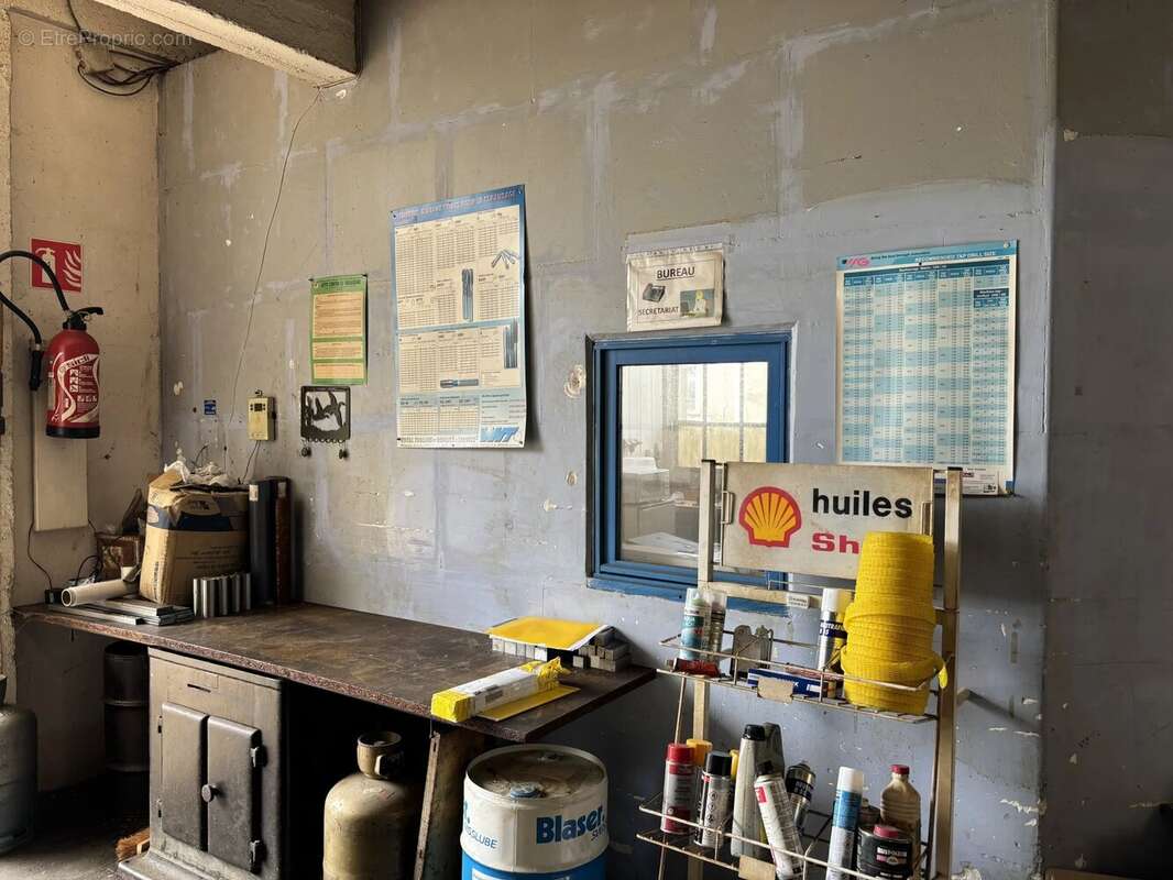 Commerce à VELAINES