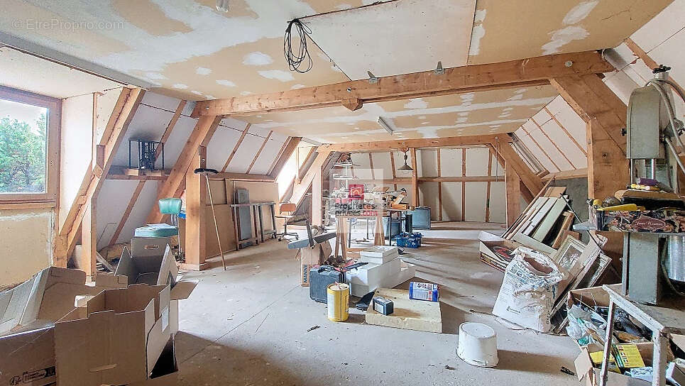 Maison à SAINT-PIERRE-DE-CHIGNAC