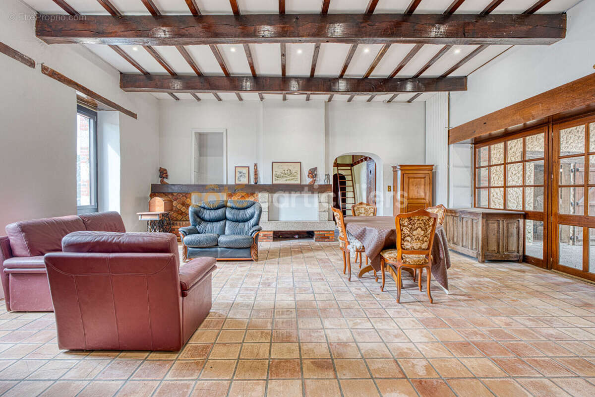La roche sur yon -- longere en pierre -- 9 pieces -- 5 chambres -- 275 m² -- poutres apparentes -- pierre -- beaux volumes - photo 2