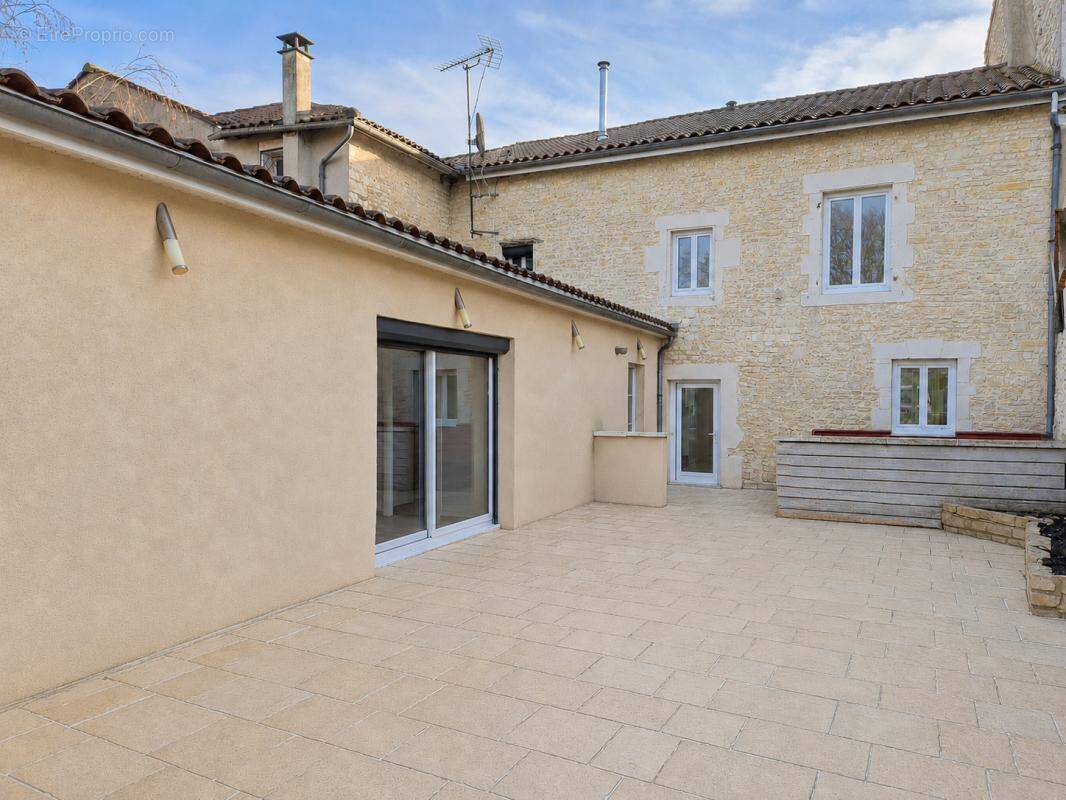 Maison à AIGRE
