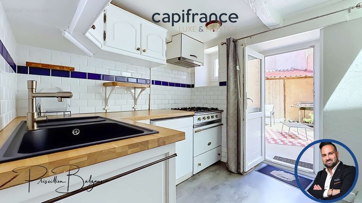 Maison à vendre 4 pièces SAINT GENIS LES OLLIERES (69) – Le charme d'une maison de village avec cour intimiste, garage et vie à  - photo 5
