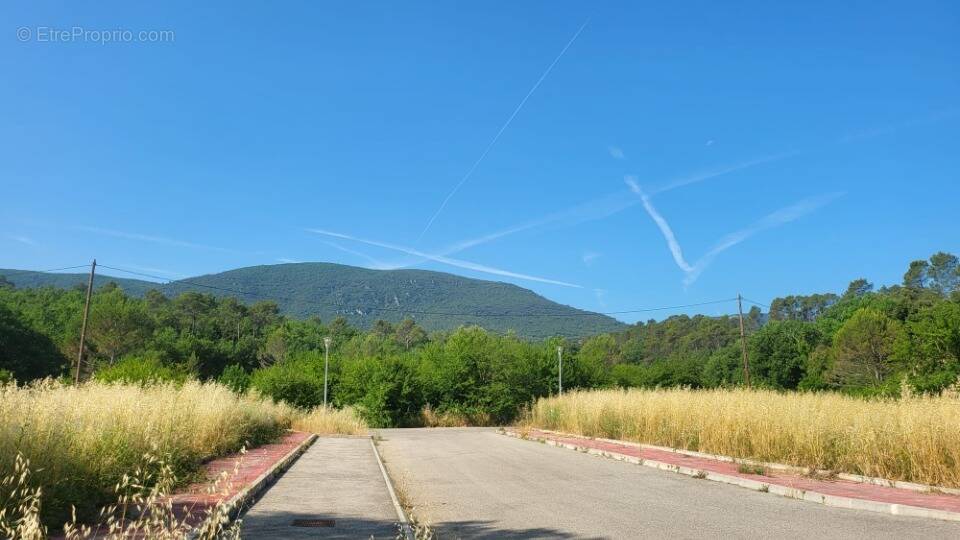 Terrain à MEOUNES-LES-MONTRIEUX