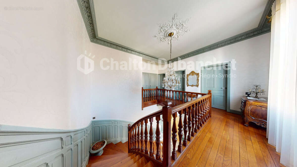 LE COTEAU - Maison de 300 m² - photo 8
