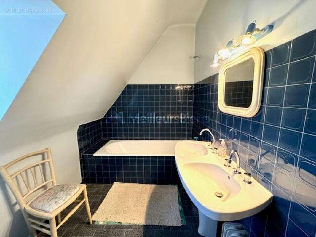 Proche commerces et écoles - Très belle maison sur 1947 m2 de terrain - photo 15