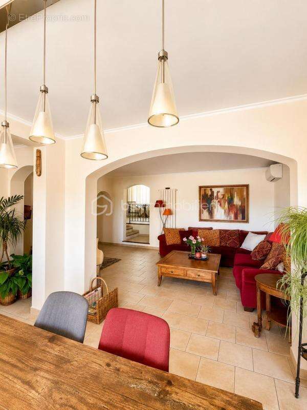 Vence – Élégante propriété de 210 m² avec piscine, jardin paysager et potentiel de 5 chambres - photo 8