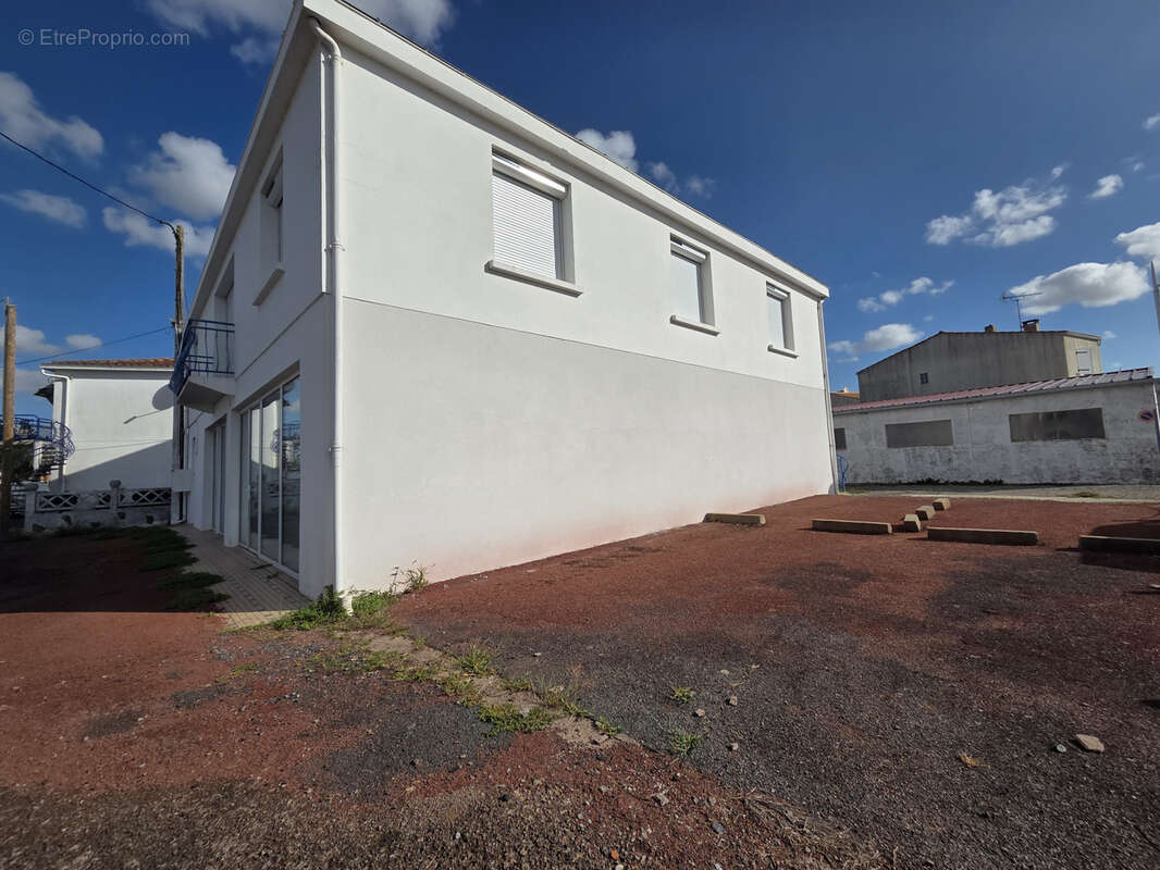 Ensemble immobilier d'habitations et de commerces - photo 20