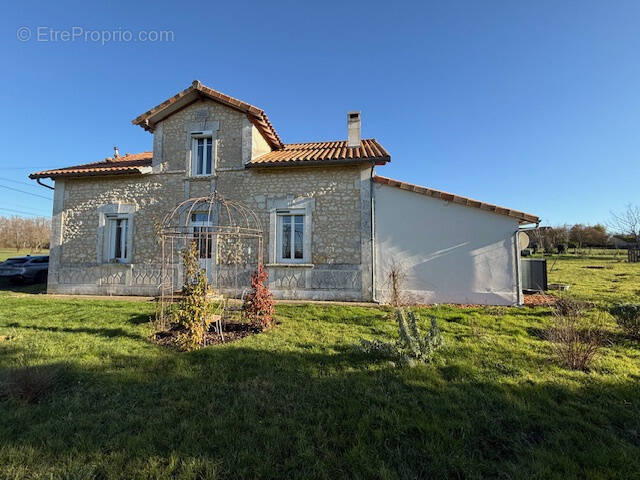 Maison à BONNES