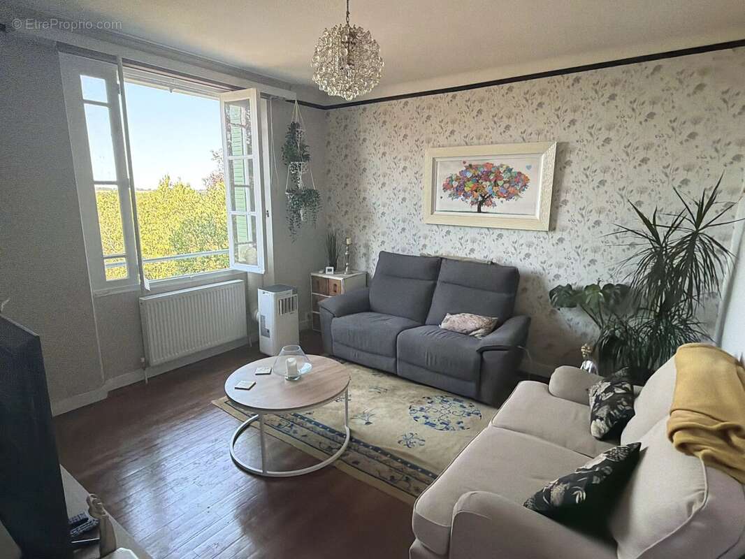 Maison individuelle rénovée de 4 chambres, située à la lisière d'une ville animée - photo 4