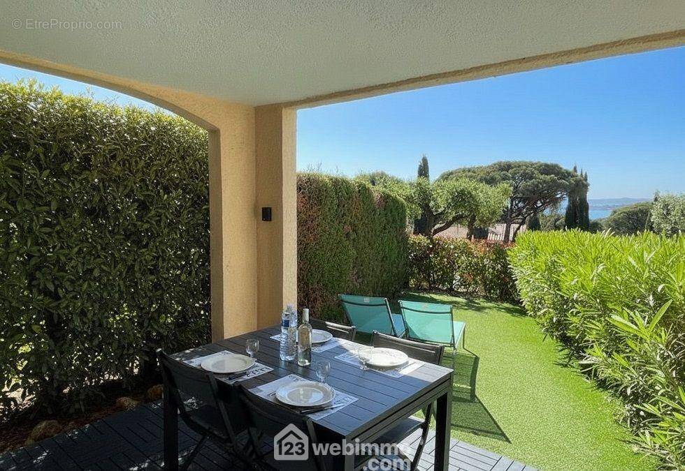 Terrasse et jardin avec aperçu mer, véritable espace de vie extérieur. - Appartement à SAINTE-MAXIME