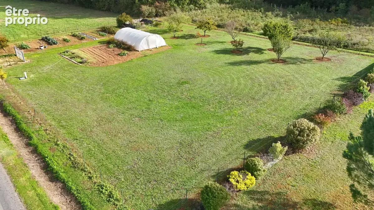 Beau terrain à bâtir de 2 330 m2 dans un cadre boisé - photo 1