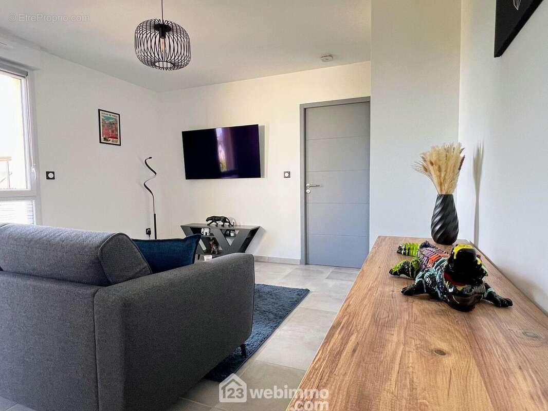 ... avec un salon moderne, lumineux et spacieux. - Appartement à LES PONTS-DE-CE