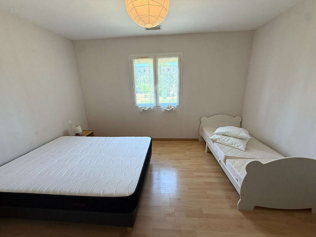 Maison plain-pied Montlegun 190 m² sur vaste terrain arboré avec terrasse et garage indépendant - photo 19