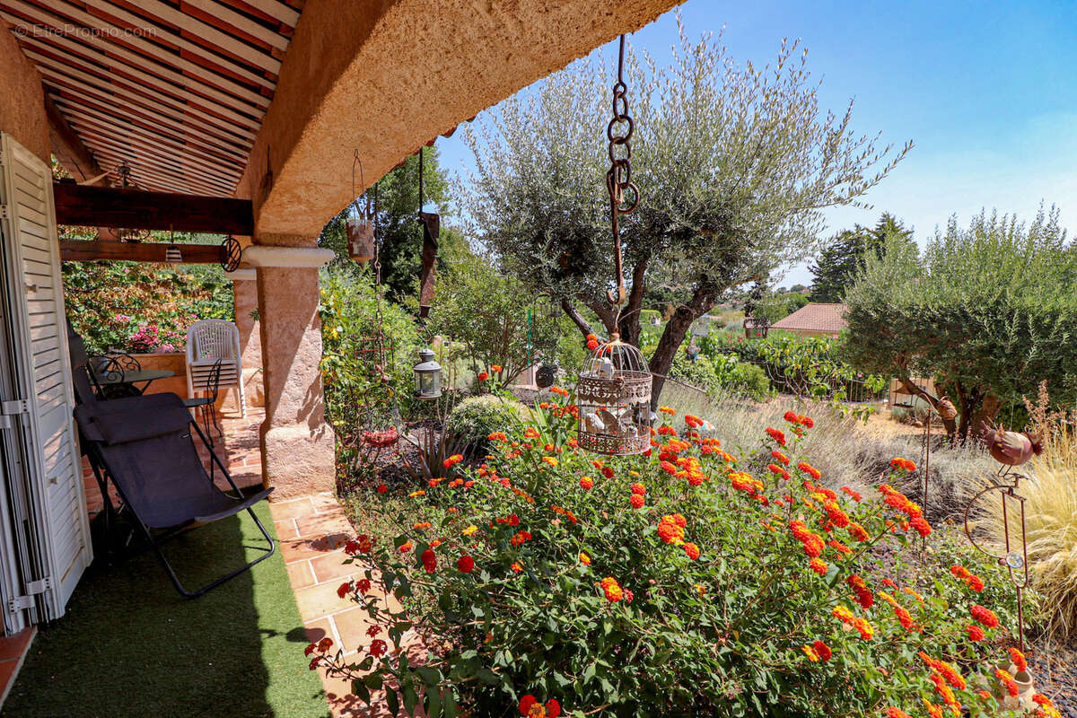 Flayosc exclusivite villa 136m2 3 chambres sur terrain 900m2 avec piscine - photo 9