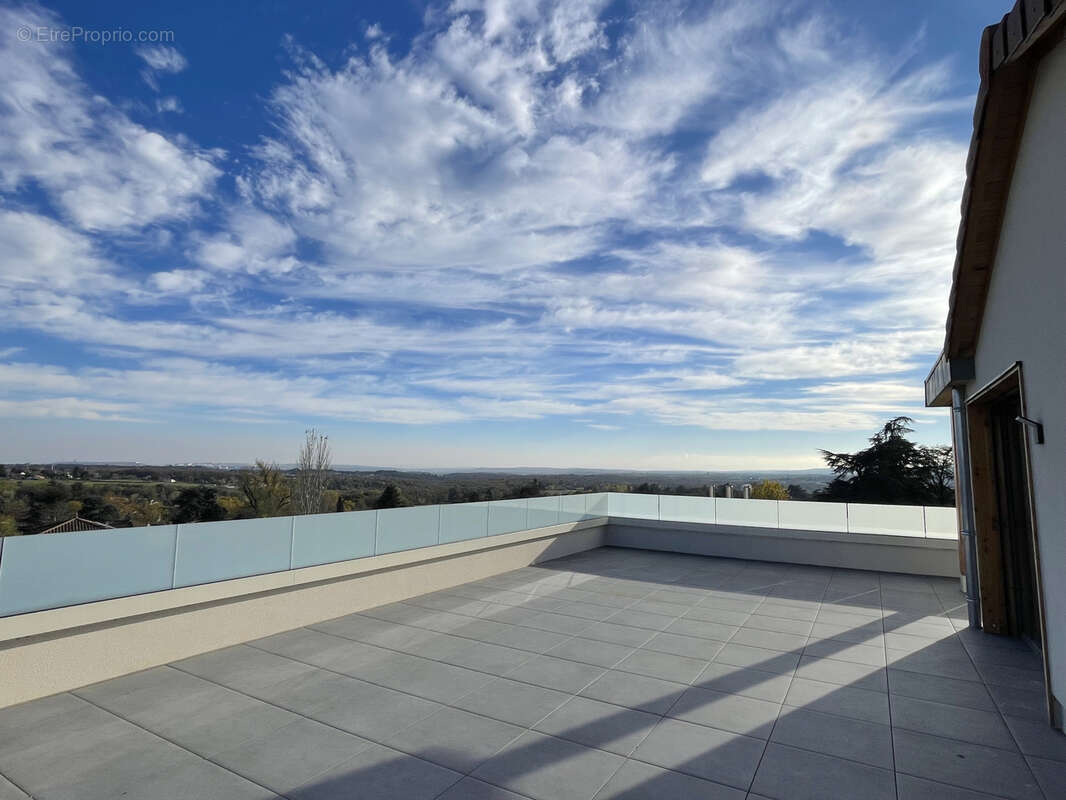 Appartement à LA TOUR-DE-SALVAGNY