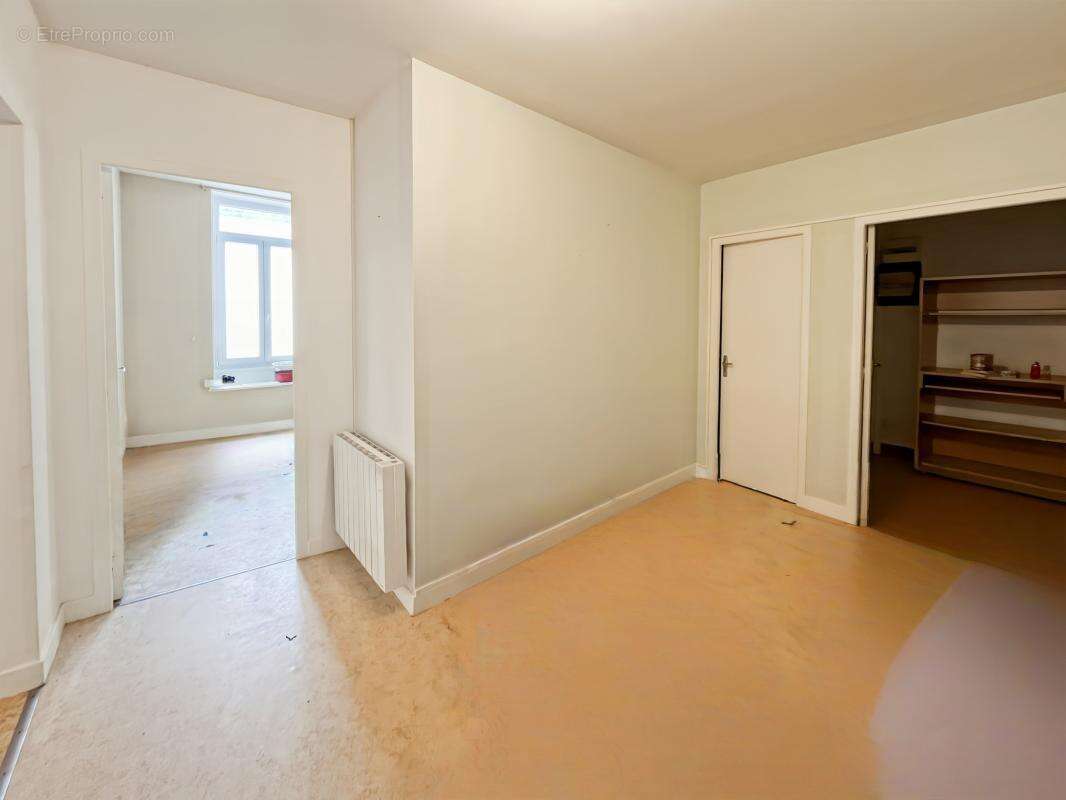 Appartement 301 m² à Brizambourg  - photo 17
