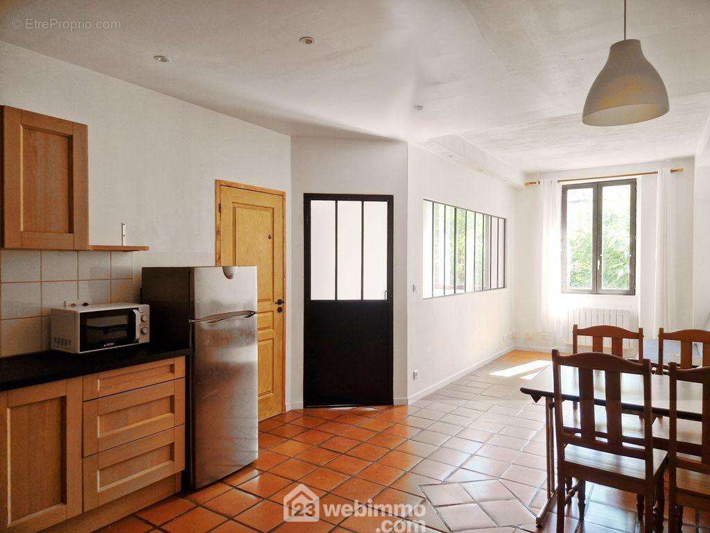 Il dispose d&#039;une cuisine équipée ouverte sur le séjour... - Appartement à ALBERTVILLE