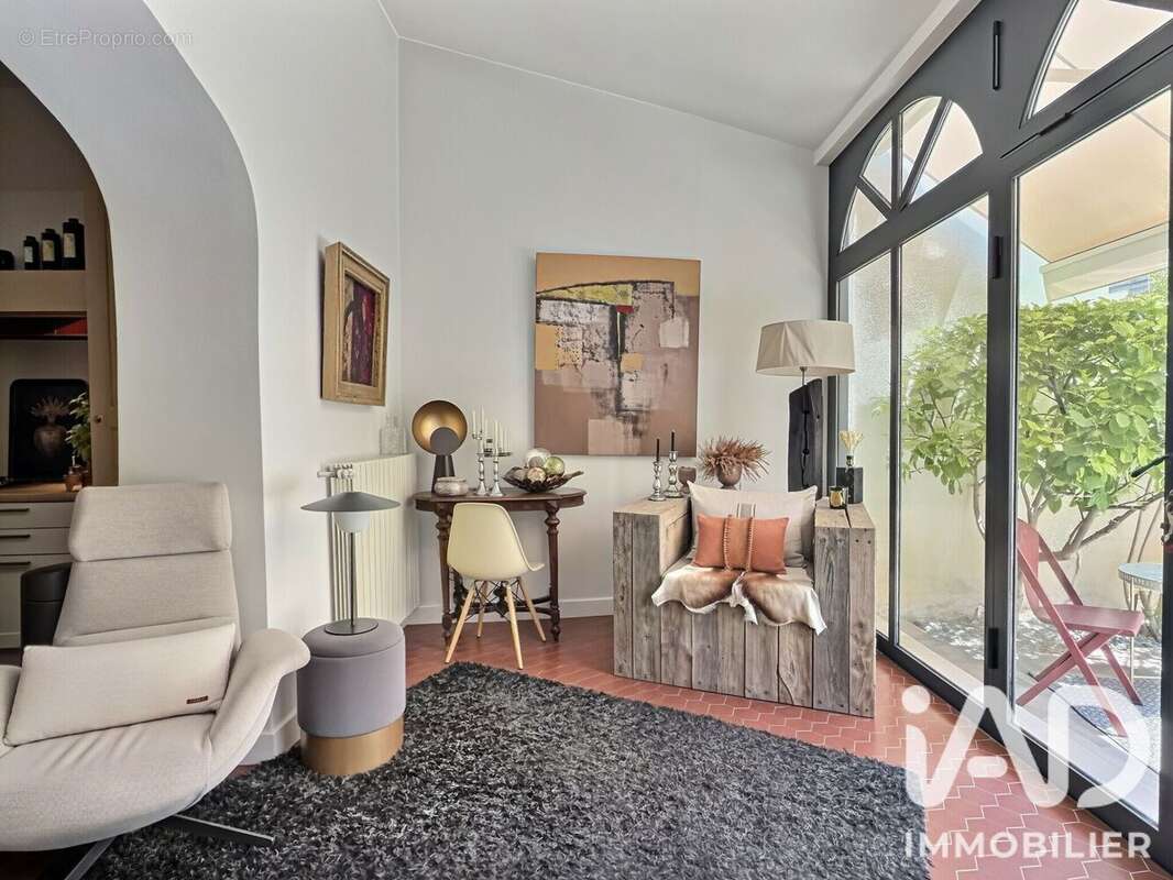 Maison 205 m² à Mouries  - photo 8