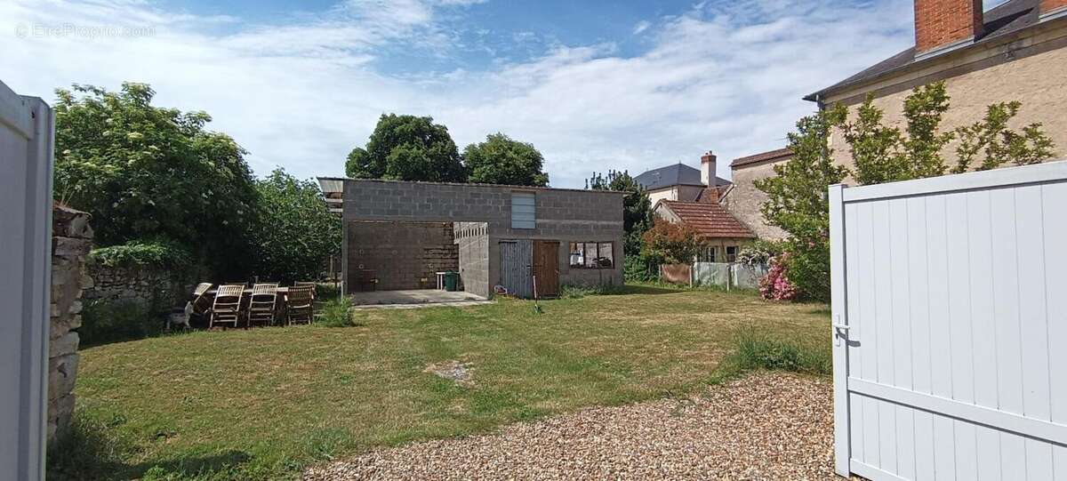 Le veurdre - maison de bourg 180 m2, studio, terrain + garage - photo 9
