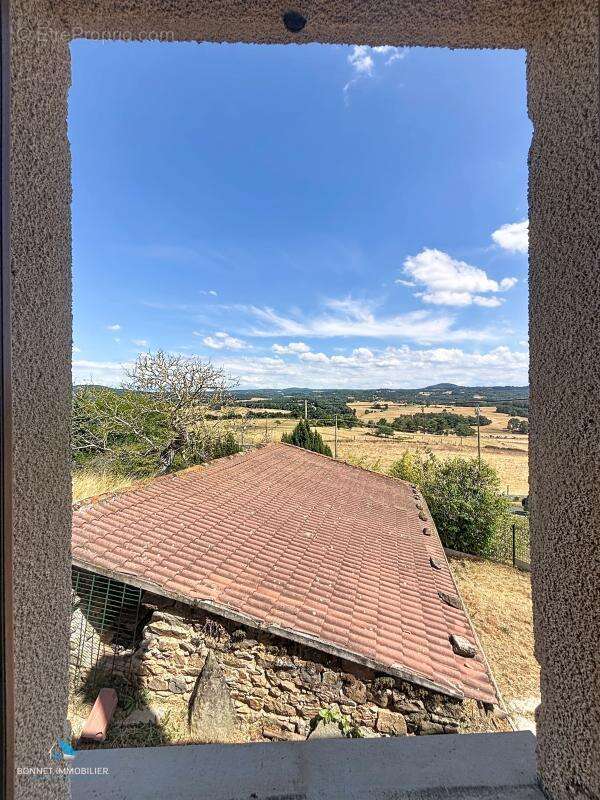 Maison de caractère avec dépendances et fort potentiel - photo 3