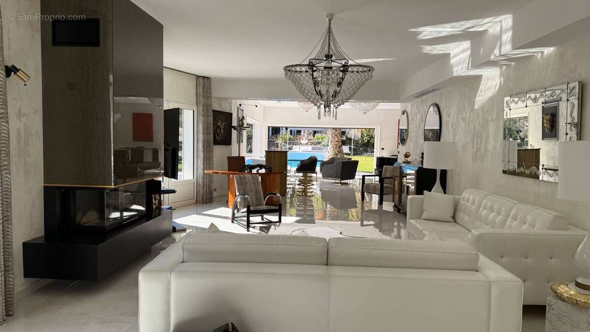 Maison à ROQUEFORT-LES-PINS