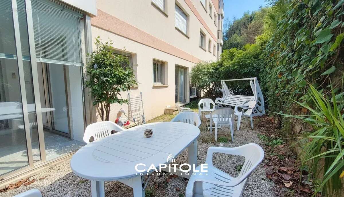 Antibes, à 5 mn à pied du centre, 4P rdj avec vue dégagée mer, résidence avec piscine et tennis, cave et garage. - photo 6