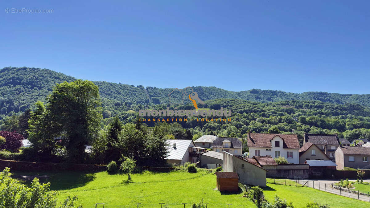 Maison à VIC-SUR-CERE