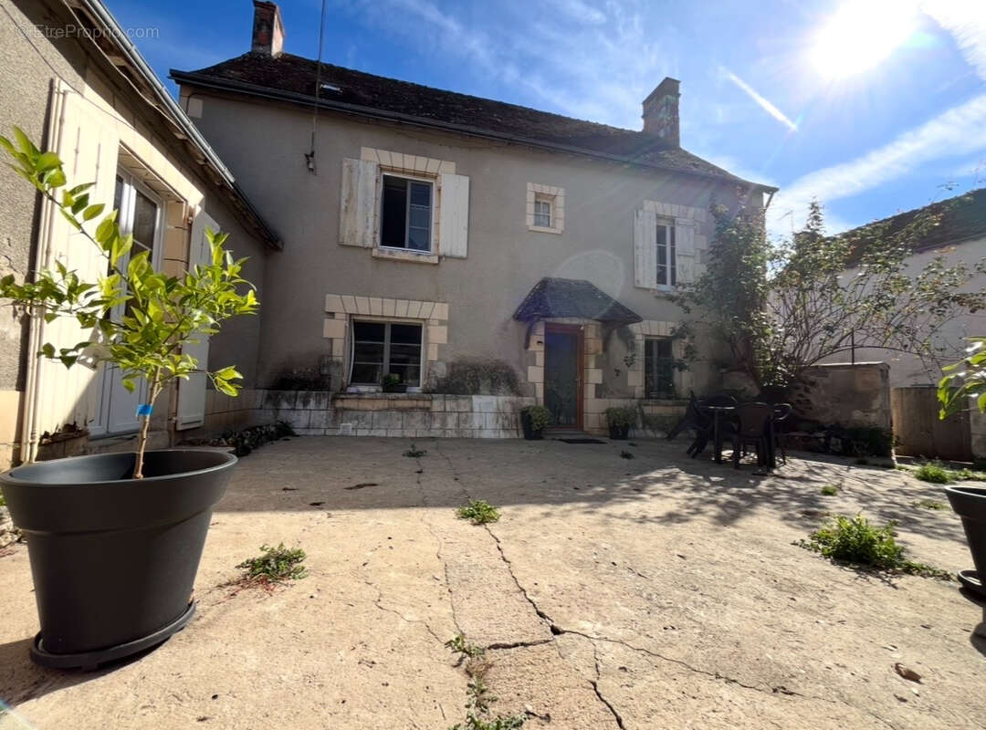 Maison à AZAY-LE-FERRON
