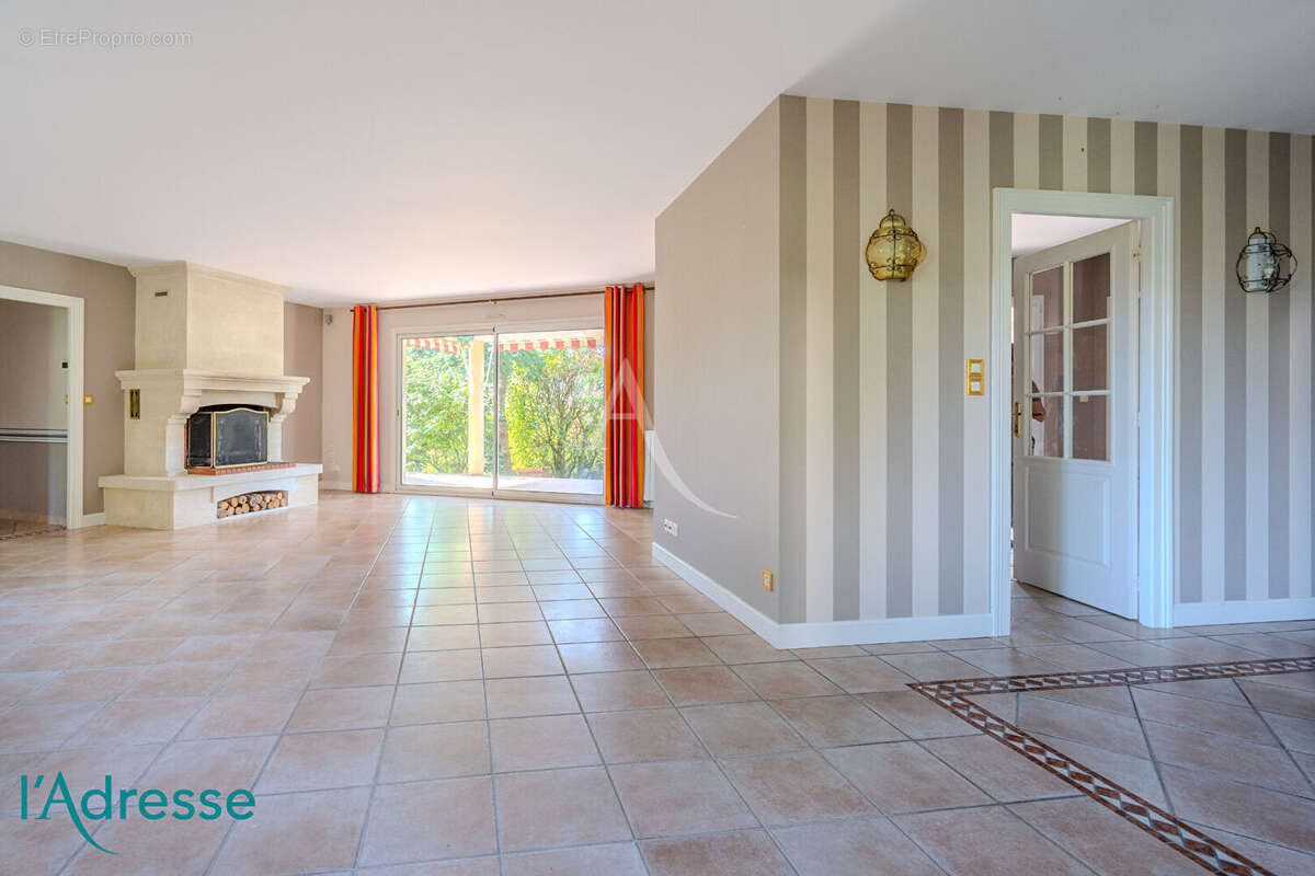 LEOGNAN BOURG - maison contemporaine de plain pied avec double garage - photo 5