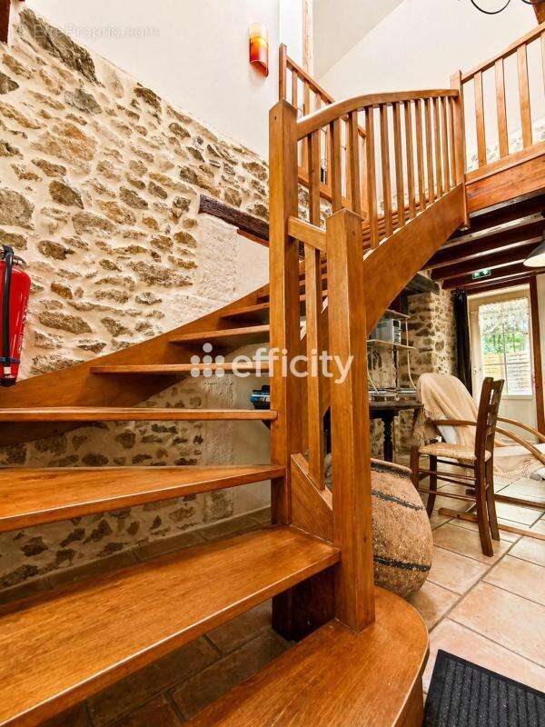 Maison 280 m² à Exireuil  - photo 9