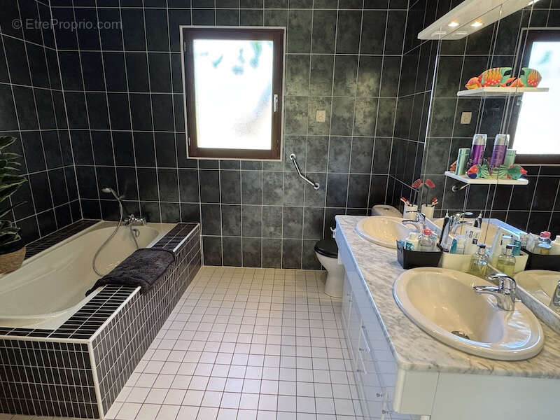Maison de plain-pied avec grand jardin et une piscine - photo 9