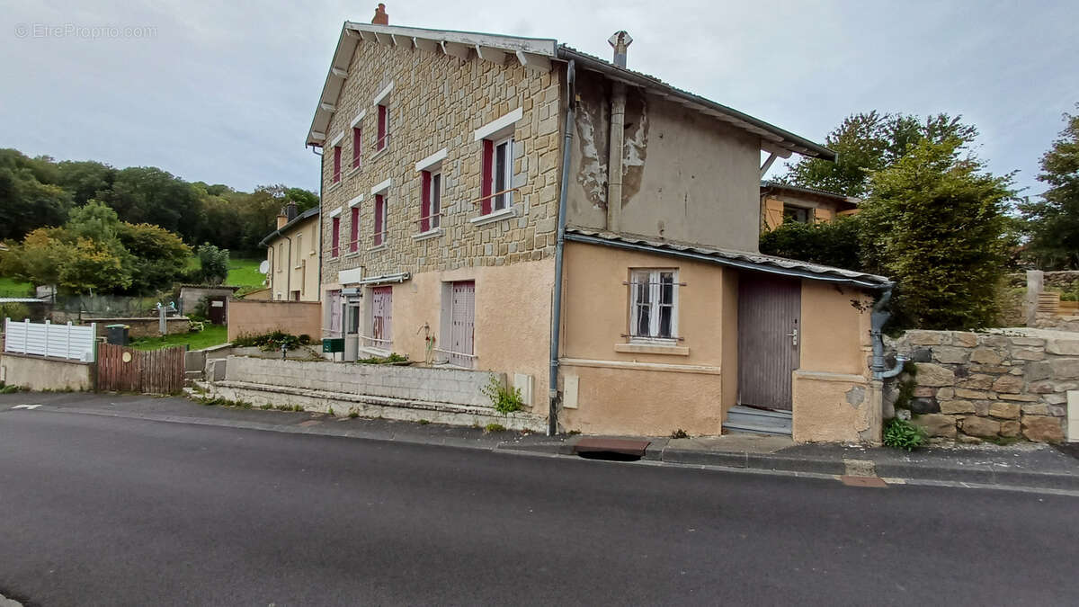 À VENDRE   Immeuble ancien hôtel à rénover   Saint-Genès-Champanelle (63122) - photo 2