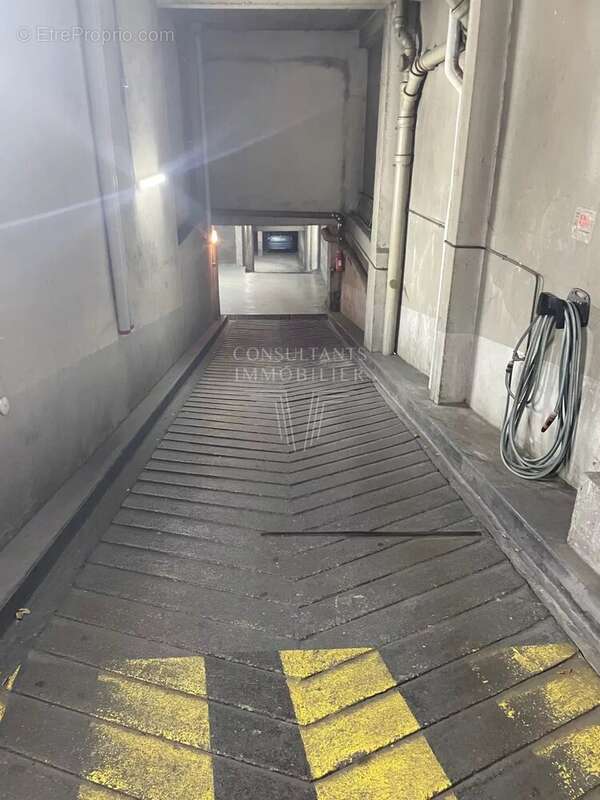 Parking à PARIS-17E