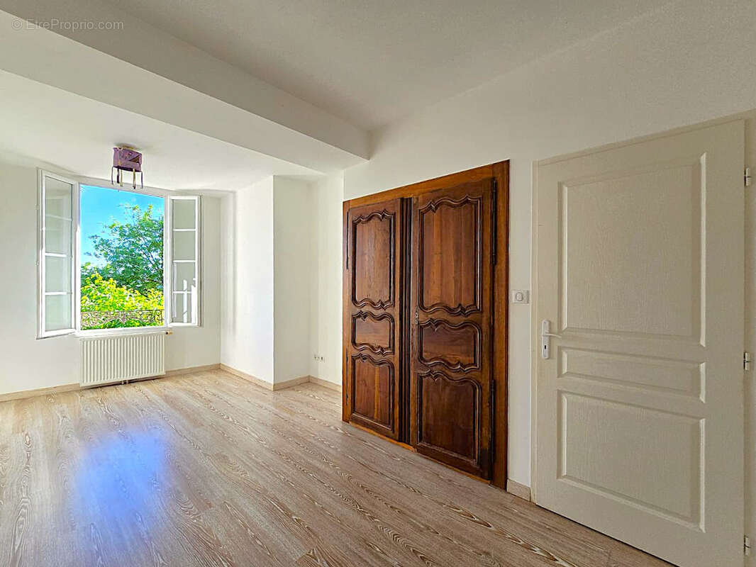 Rare - Délicieuse propriété 1,9 hectare maison rénovée et nombreuses dépendances - photo 24