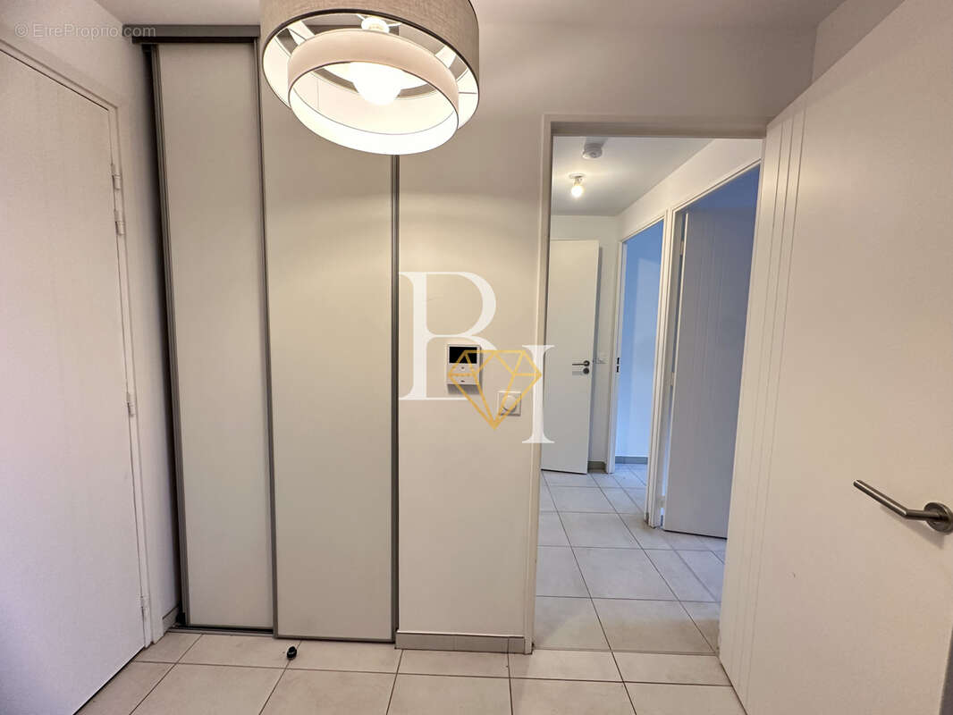 Appartement à SAINT-LAURENT-DU-VAR