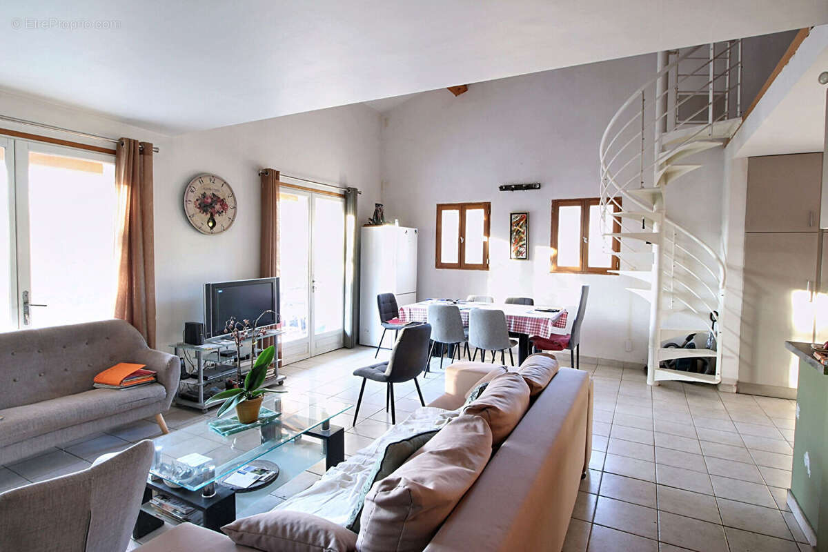 Maison à ENTRECASTEAUX