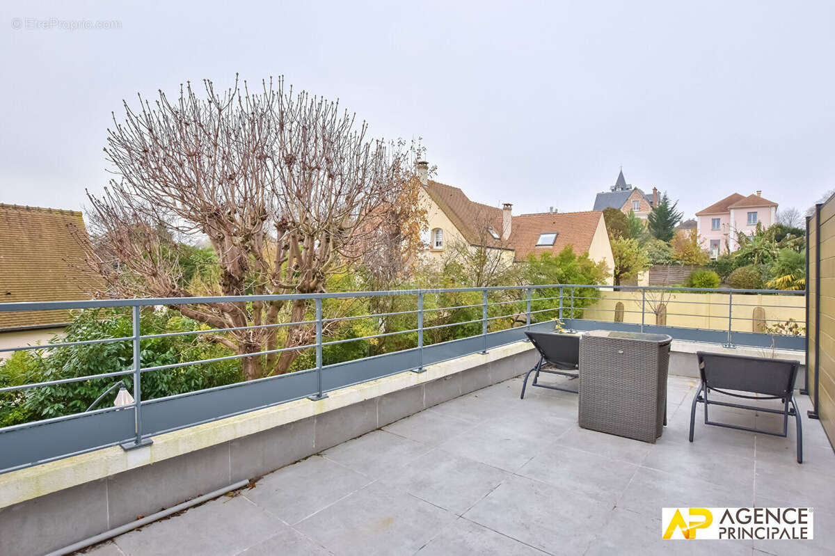 Maison à LE MESNIL-LE-ROI