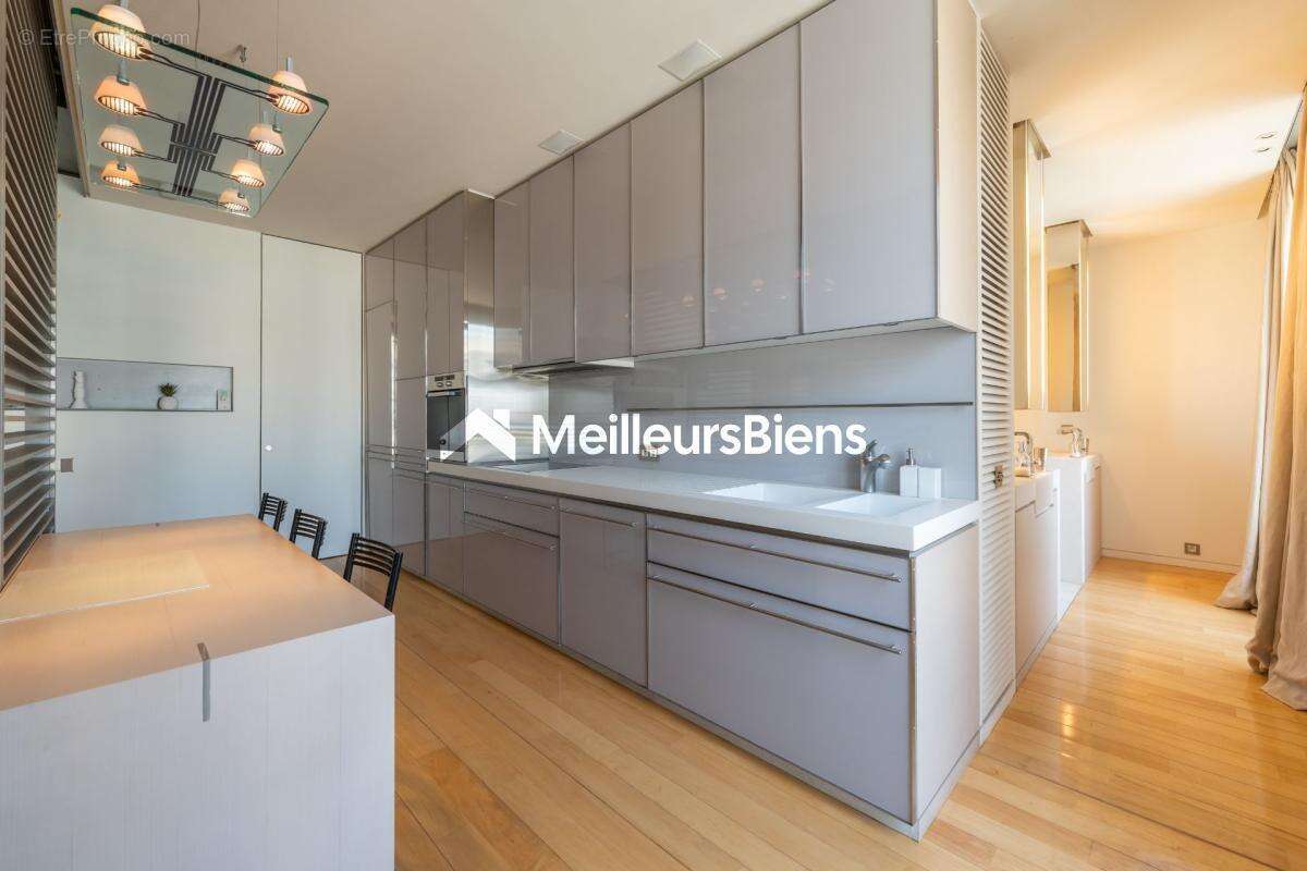 Une adresse emblématique au sein du Triangle d'Or  Duplex de réception signé Wilmotte - photo 10