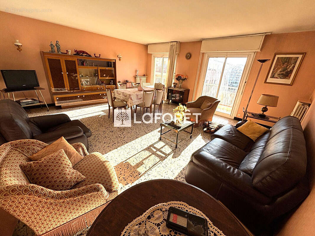 Appartement à SAINT-LAURENT-DU-VAR