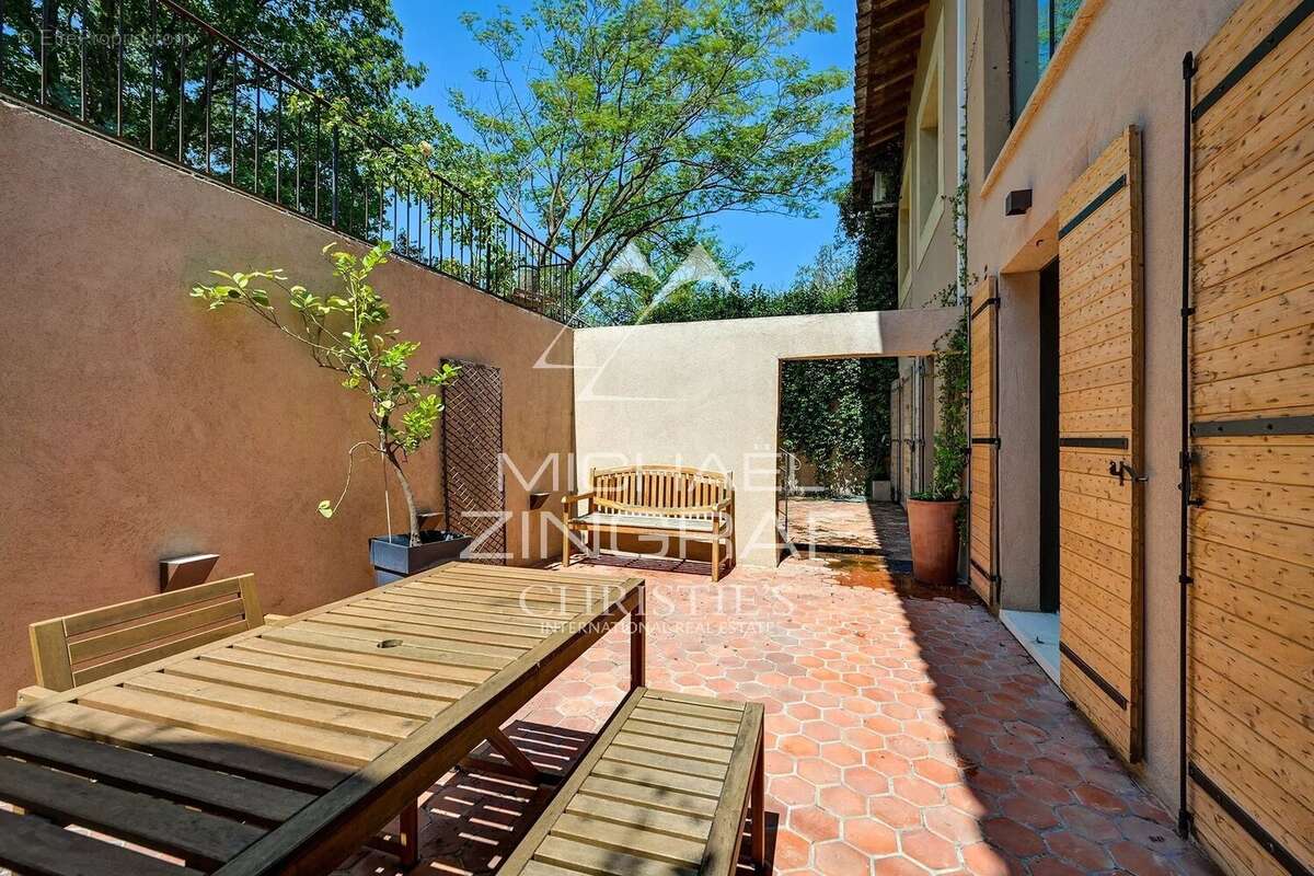 À quelques minutes du cœur d'Aix-en-Provence – Propriété d'exception de 12 pièces de 650 m² sur 1,2 hectares - photo 7