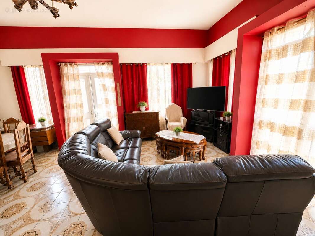 Maison 200 m² à Saint-Denis  - photo 4