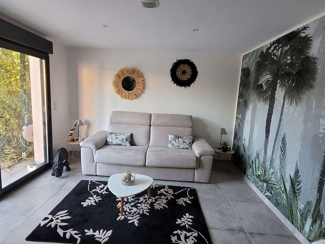 Maison à ENTRAIGUES-SUR-LA-SORGUE