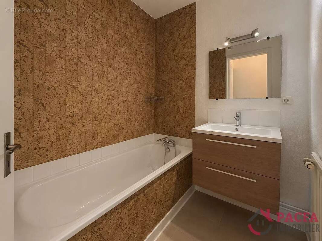 Appartement T2 avec terrasse et parking - photo 5