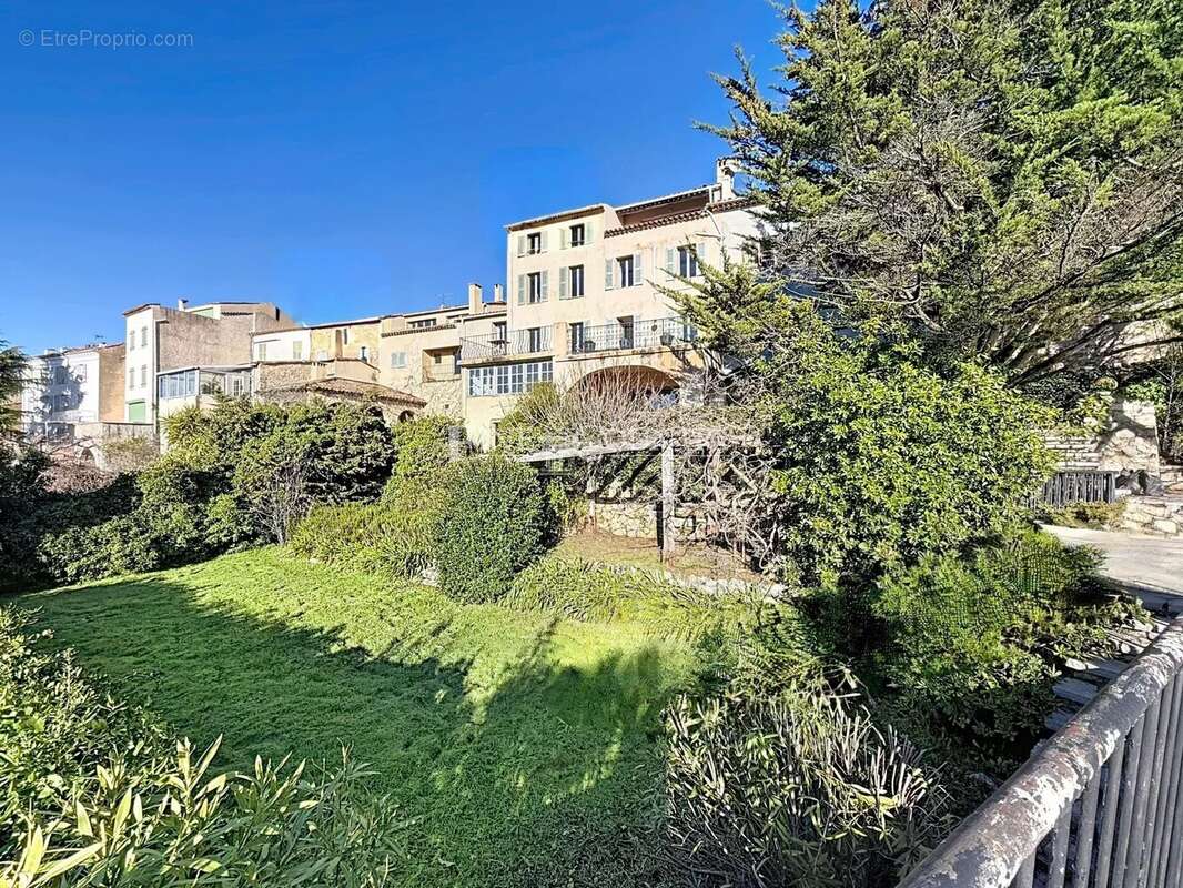 Maison à SAINT-CEZAIRE-SUR-SIAGNE