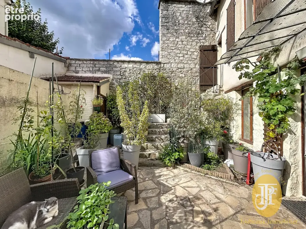 Maison de ville avec terrasse et jardinet   Beau potentiel de rénovation - Commerces à pieds ! - photo 7