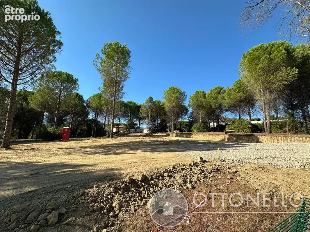 Terrain à ROQUEBRUNE-SUR-ARGENS