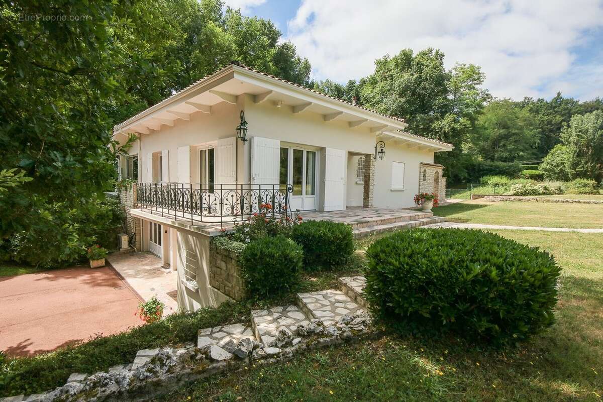 Maison à BARBEZIEUX-SAINT-HILAIRE